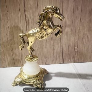 مجسمه اسب تندرو برنزی پایه سنگ سفید